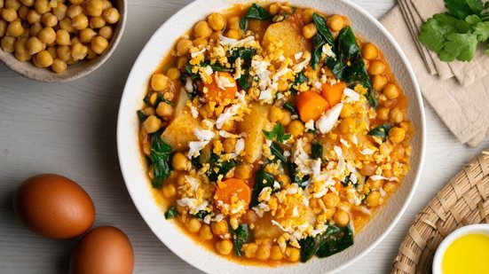 Ensopado de grão-de-bico com legumes (Imagem: Lecker Studio | Shutterstock)