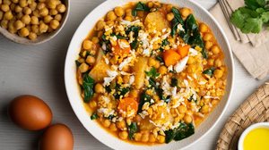 Ensopado de grão-de-bico com legumes (Imagem: Lecker Studio | Shutterstock)