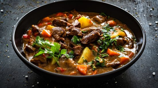 Ensopado de músculo com legumes (Imagem: Jacek Chabraszewski | Shutterstock)