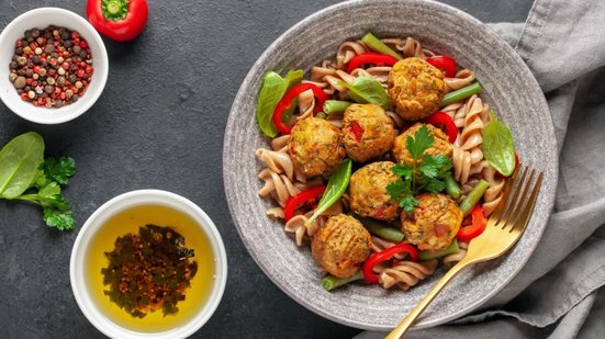 Almôndegas de legumes com macarrão (Imagem: NatalyaBond | Shutterstock)