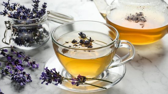 Chá de lavanda com camomila (Imagem: New Africa | Shutterstock)