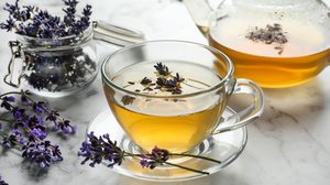 Chá de lavanda com camomila (Imagem: New Africa | Shutterstock)