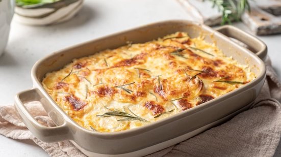 Gratinado de batatas à francesa (Imagem: Elena Shashkina | Shutterstock)