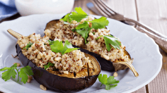 Berinjela recheada com quinoa (Imagem: Elena Veselova | Shutterstock)