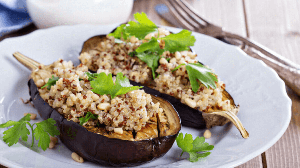 Berinjela recheada com quinoa (Imagem: Elena Veselova | Shutterstock)