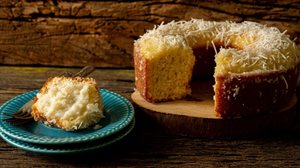 Bolo de coco (Imagem: Estudio Originar | Shutterstock)