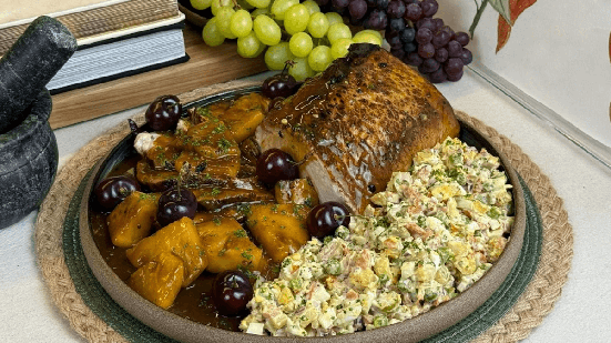 Lombo com molho de abacaxi e maionese de salada russa (Imagem: Felipe Caputo | Divulgação)