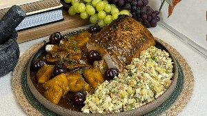 Lombo com molho de abacaxi e maionese de salada russa (Imagem: Felipe Caputo | Divulgação)