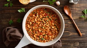 Macarrão de uma panela só com carne moída e molho de tomate (Imagem: 
Tatiana Volgutova | Shutterstock)
