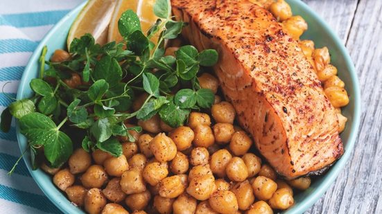 Salmão grelhado com grão-de-bico (Imagem: koss13 | Shutterstock)