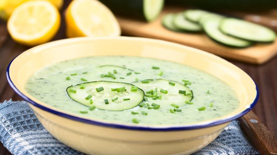 Sopa fria de pepino e castanha-de-caju (Imagem: Ildi Papp | Shutterstock)