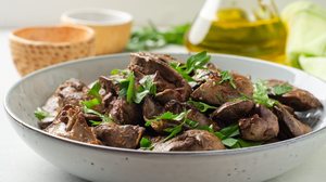 Fígado de frango acebolado (Imagem: nesavinov | Shutterstock)