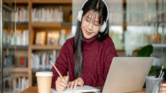 O repertório sobre atualidades pode ajudar na construção de argumentos para a redação do Enem (Imagem: BongkarnGraphic | Shutterstock)