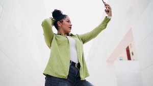 Entre inspiração e pressão estética, o ambiente digital transformou a relação das mulheres com o próprio guarda-roupa  (Imagem: GaudiLab | Shutterstock