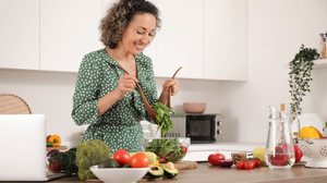 Mudanças práticas na rotina podem ajudar a aliviar os desconfortos causados pelo refluxo (Imagem: Pixel-Shot | Shutterstock)