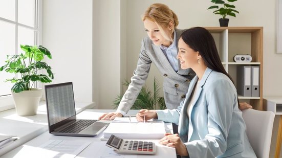 A transição das novas regras pode impactar desde emissão de notas até formação de preços, contratos e fluxo de caixa (Imagem: Studio Romantic | Shutterstock)