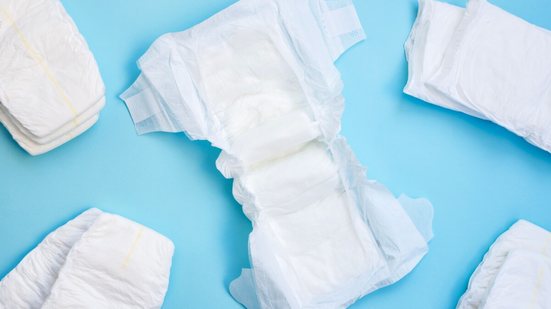 Mudanças na rotina, troca de escola ou momentos de insegurança podem fazer a criança regredir temporariamente (Imagem: Hazal Ak | Shutterstock)