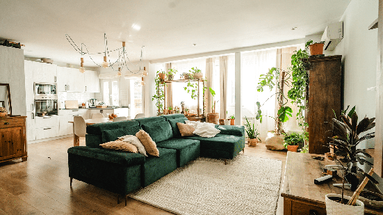 A primavera inspira mudanças simples na decoração que ajudam a transformar a percepção dos ambientes e deixá-los mais leves, acolhedores e funcionais, sem precisar de grandes obras (Imagem: Daniel Megias | Shutterstock)