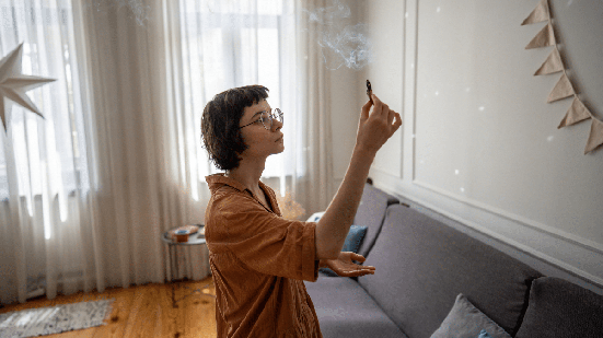 A defumação é utilizada como uma forma simbólica de limpeza, proteção e renovação energética (Imagem: DimaBerlin | Shutterstock)
