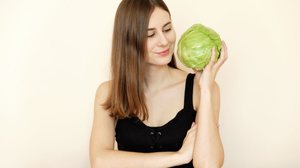 O repolho surge como aposta forte tanto na cozinha quanto no universo da comunicação visual (Imagem: Cavan-Images | Shutterstock)