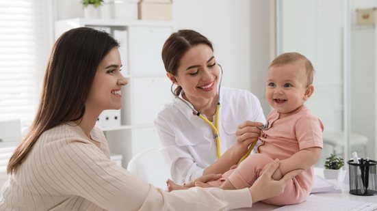 Os sintomas que diferenciam um resfriado comum da bronquiolite estão principalmente na intensidade e na evolução do quadro (Imagem: New Africa | Shutterstock)