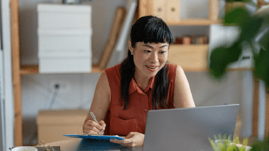 Organização financeira no fim do ano pode ajudar pequenos negócios a começar o próximo ciclo com mais previsibilidade (Imagem: Lordn | Shutterstock)