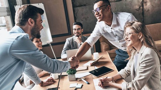 Em um ambiente competitivo, manter clientes satisfeitos e desenvolver essas relações ao longo do tempo tem se mostrado cada vez mais relevante (Imagem: G-Stock Studio | Shutterstock)