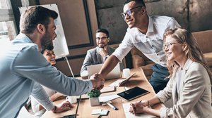 Em um ambiente competitivo, manter clientes satisfeitos e desenvolver essas relações ao longo do tempo tem se mostrado cada vez mais relevante (Imagem: G-Stock Studio | Shutterstock)