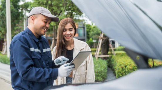 Realizar a manutenção automotiva é uma forma de garantir segurança e férias tranquilas (Imagem: GBJSTOCK | Shutterstock)
