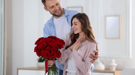 Presentear alguém com rosas pode ser uma forma delicada de demonstrar afeto (Imagem: New Africa | Shutterstock)