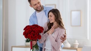 Presentear alguém com rosas pode ser uma forma delicada de demonstrar afeto (Imagem: New Africa | Shutterstock)