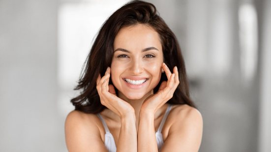 A combinação de bons hábitos ajuda a transformar a pele e trazer mais energia para a rotina (Imagem: Prostock-studio | Shutterstock)