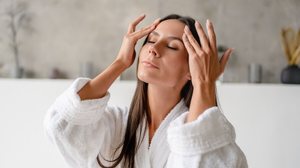 A perda de peso pode impactar o volume facial e influenciar a aparência (Imagem: Inside Creative House | Shutterstock)