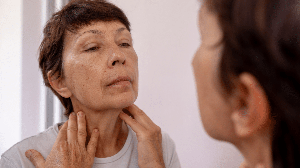 A perda de peso pode trazer satisfação com o corpo, mas também causar estranhamento diante das mudanças percebidas no rosto (Imagem: Marina Demeshko | Shutterstock)