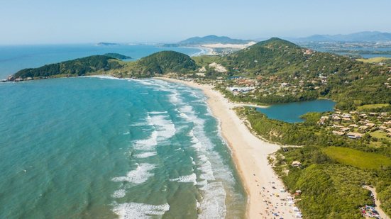 Entre praias, trilhas e gastronomia autoral, a Praia do Rosa é um destino completo para quem busca relaxar ou se aventurar (Imagem: Viagens e Caminhos | Shutterstock)
