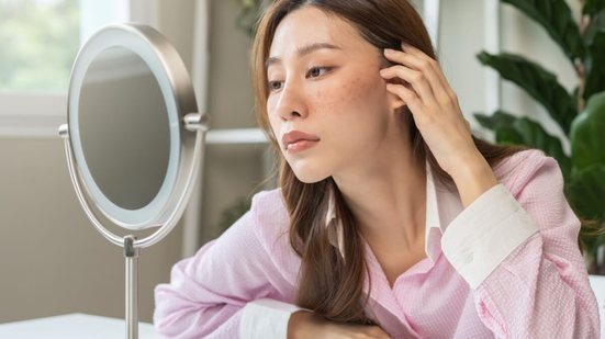 Existe uma relação bem estabelecida entre estresse, ansiedade e o surgimento de rugas de expressão (Imagem: Kmpzzz | Shutterstock)