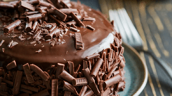 Bolo de chocolate com cobertura (Imagem: Aspen Grove | Shutterstock)