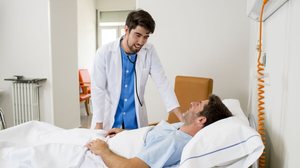 Alguns sintomas ajudam a diferenciar caso de emergência e urgência médica (Imagem: Marcos Mesa Sam Wordley | Shutterstock)