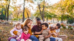 Construir uma nova família é reorganizar o afeto (Imagem: Magic Lens | Shutterstock)