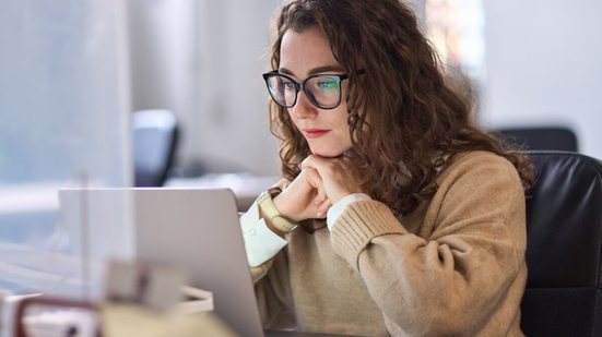 A depressão funcional causa sentimento persistente de vazio, fadiga emocional e perda de sentido na vida (Imagem: insta_photos | Shutterstock)