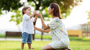 O aumento das temperaturas exige cuidado especial com a hidratação das crianças (Imagem: Josep Suria | Shutterstock)