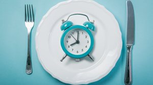 Jejum intermitente ajuda no emagrecimento de pessoas obesas (Imagem: Oleksandra Naumenko | Shutterstock)