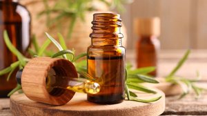 O óleo de alecrim pode ajudar no crescimento dos fios, mas o uso isolado do produto não é capaz de resolver todos os tipos de queda capilar (Imagem: New Africa | Shutterstock)