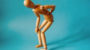 Repetição de movimentos e ausência de intervalos estão entre as principais causas de LER e DORT (Imagem: Alrandir | Shutterstock)