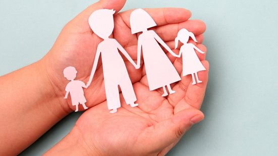 A alienação parental configura grave violência psicológica e pode deixar sequelas permanentes no desenvolvimento emocional (Imagem: Justinboat.29 | Shutterstock)