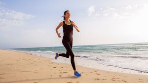 Treinar na praia parece mais agradável, mas o terreno irregular e instável pode aumentar o risco de lesões (Imagem: mikeforemniakowski | Shutterstock)