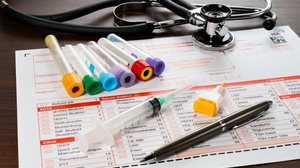 Os exames de sangue, fezes e urina são essenciais para identificar alterações no organismo (Imagem: Henrik Dolle | Shutterstock)