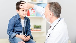 É importante avaliar quando é necessário levar a criança ao pronto-socorro (Imagem: Olena Yakobchuk | Shutterstock)