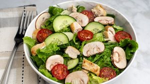 Salada com frango e cogumelo (Imagem: doug m | Shutterstock)