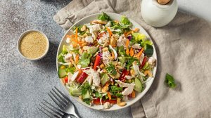 A salada com proteína se torna mais saborosa e nutritiva (Imagem: Brent Hofacker | Shutterstock)